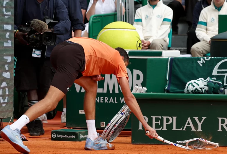 40 सेकंड में 7 बार रैकेट तोड़ा! गुस्से में नियंत्रण खो बैठा ये टेनिस स्टार, मिली शर्मनाक हार