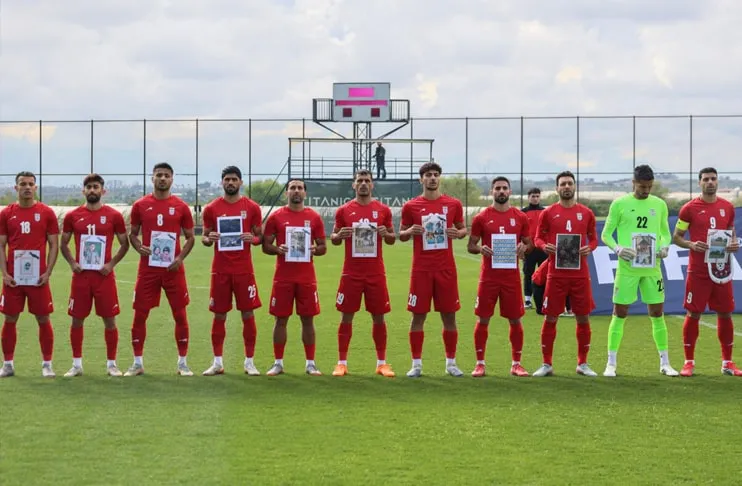 तुर्की में मैच से पहले ईरानी फुटबॉल खिलाड़ियों का भावुक प्रदर्शन, मध्य पूर्व संघर्ष के पीड़ित बच्चों की तस्वीरें लेकर मैदान में उतरे