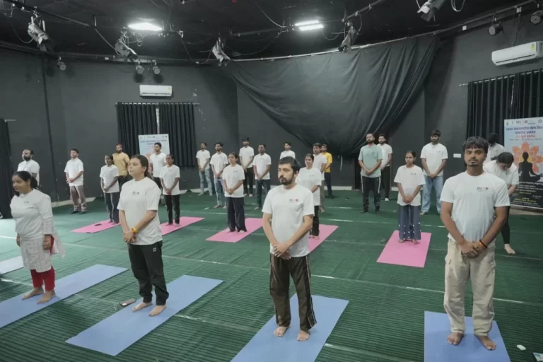 रवीन्द्रनाथ टैगोर विश्वविद्यालय में अंतरराष्ट्रीय योग दिवस पर सामूहिक योगाभ्यास, 100 से अधिक प्रतिभागी हुए शामिल