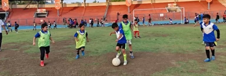 फीफा विश्व कप का खुमार: रोनाल्डो, अर्जेंटीना और पुर्तगाल की जर्सी पहन नन्हे फुटबॉलरों ने दिखाया जुनून