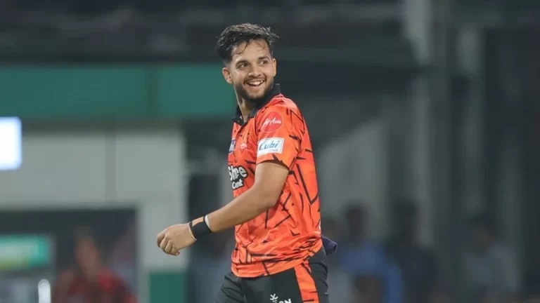 एक घंटे की फ्लाइट देरी ने बदल दी हर्ष दुबे की जिंदगी, एयरपोर्ट पर मिला टीम इंडिया का बुलावा