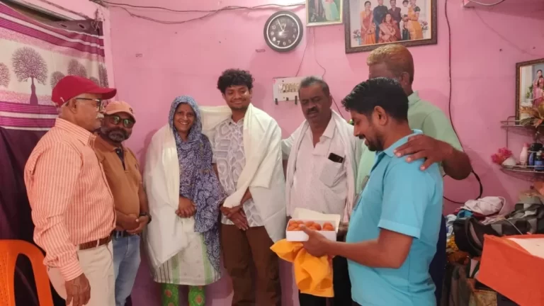 स्वर्ण जीतकर लौटे युवा हॉकी खिलाड़ियों का सादा स्वागत, व्यवस्था पर उठे सवाल