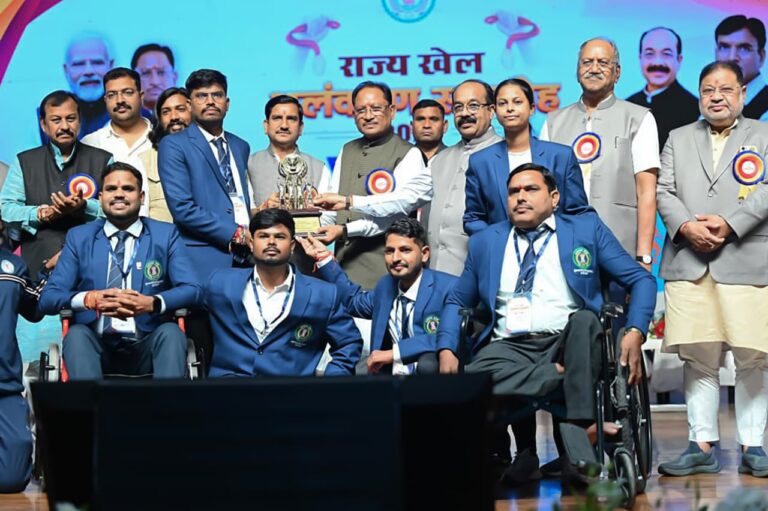 राष्ट्रीय खेल दिवस पर मुख्यमंत्री विष्णु देव साय ने 126 खिलाड़ियों एवं प्रशिक्षकों को राज्य खेल अलंकरण से सम्मानित किया 