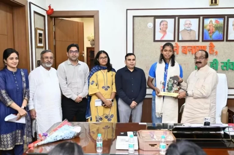 एशियन गेम्स में गोल्ड जीतकर लौटीं संजू देवी का सम्मान, डिप्टी सीएम अरुण साव ने की मुलाकात