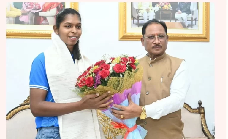 एशियन गेम्स की स्वर्ण विजेता संजू देवी का मुख्यमंत्री ने किया अभिनंदन, 51 लाख की प्रोत्साहन राशि